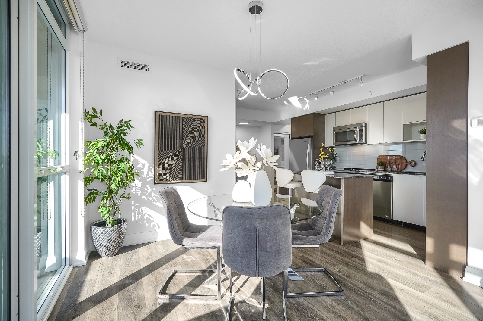 Modern open-concept dining room and kitchen